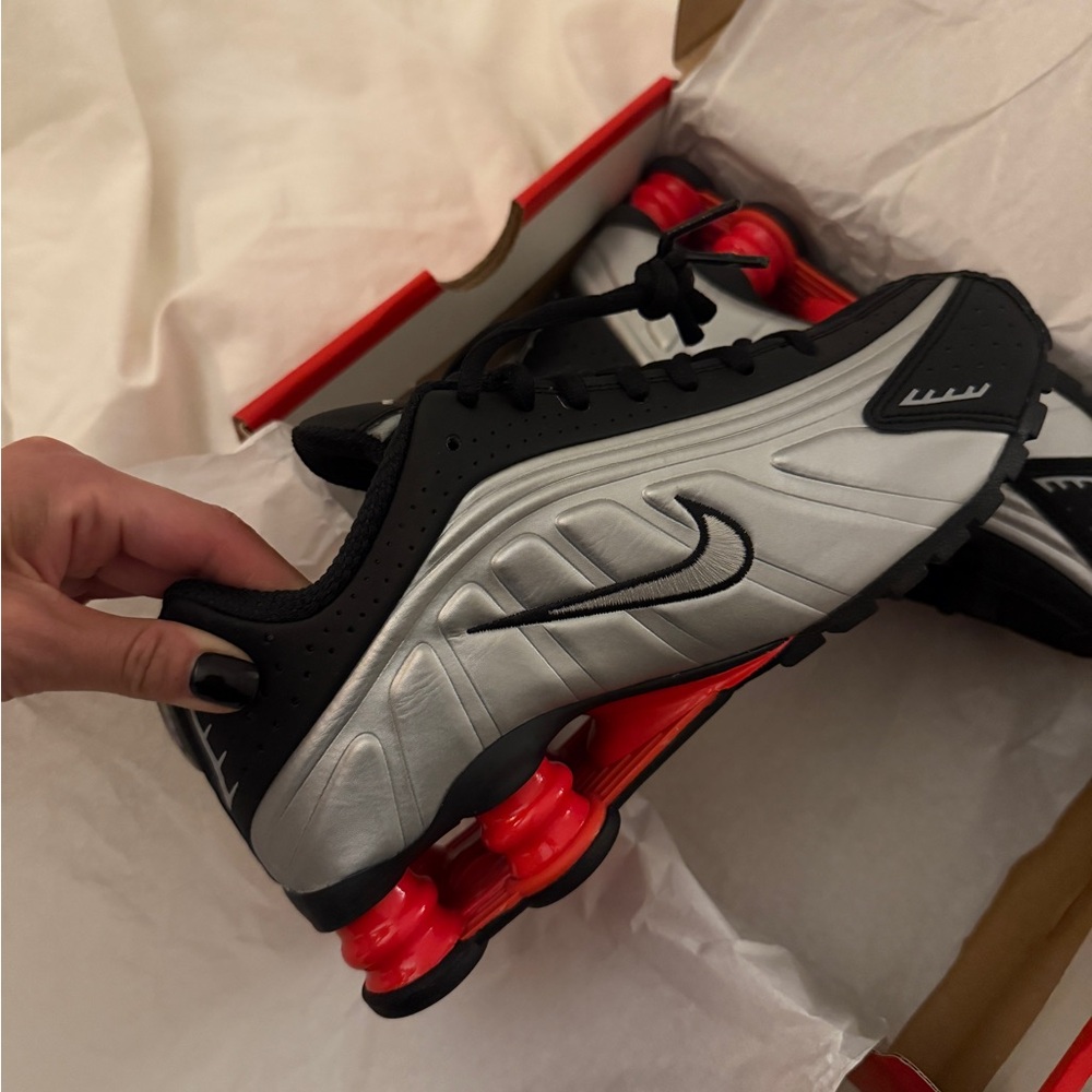 Nike Shox R4 - Picture 3 of 5